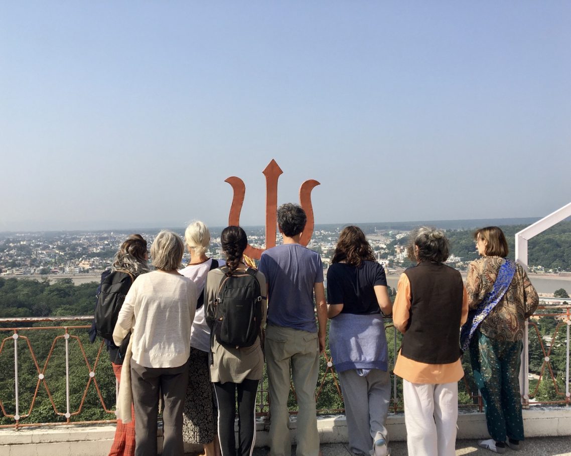 Avis Témoignages Eleves RYS Groupe d’élèves en formation de yoga à Rishikesh, Inde