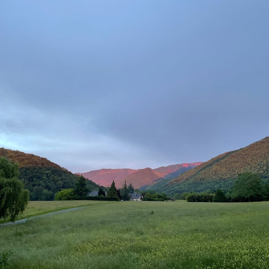 Salle de yoga en France avec vue sur les montagnes des Pyrénées Salle de yoga avec vue sur les Pyrénées