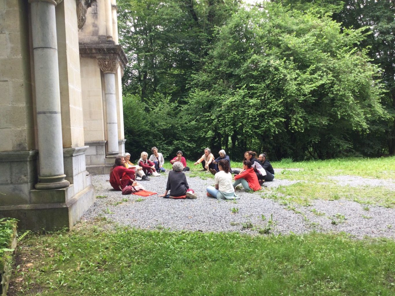 Groupe en méditation pendant une retraite de yoga en France Méditation dans les Pyrénées, à Lestelle-Bétharram