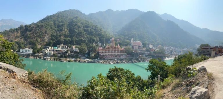 Ecole de yoga francophone dans la vallée de l’Himalaya Yoga en français à Rishikesh en Inde