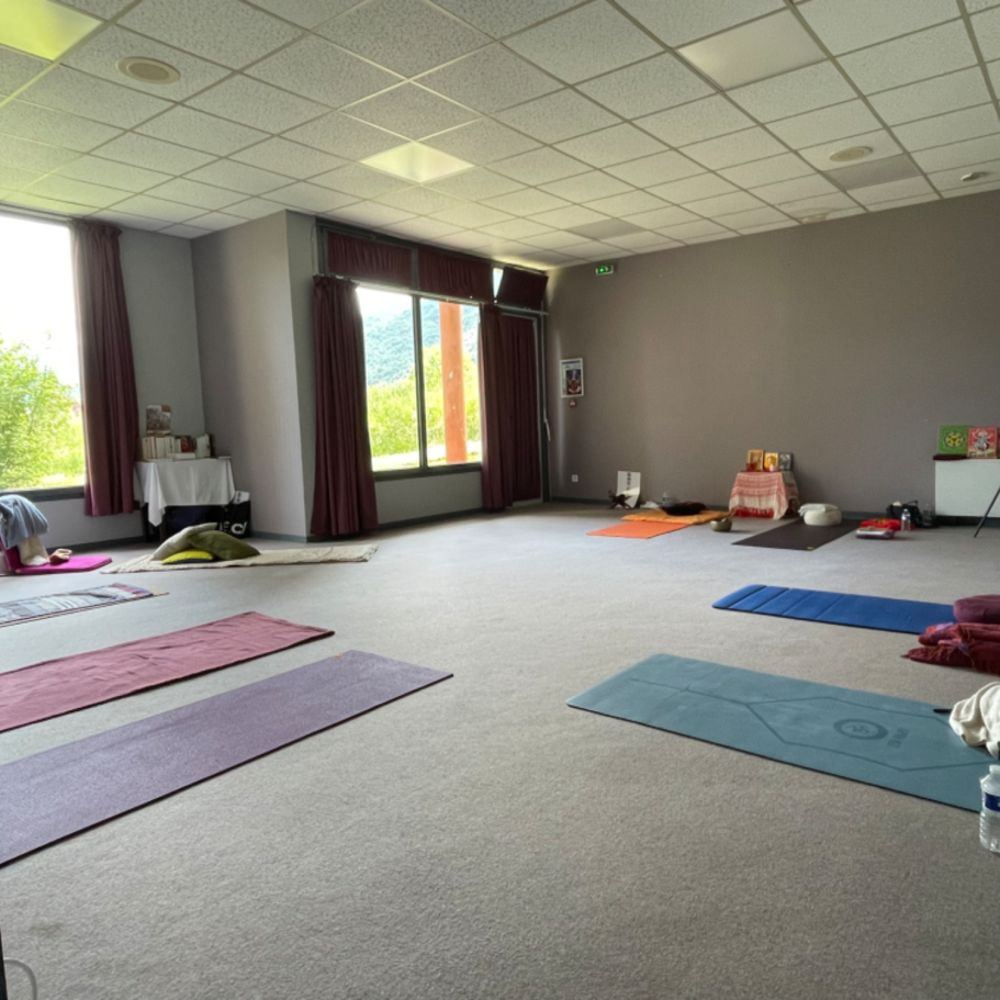 Salle de pratique à Lestelle Bétharram Cadre propice à la pratique méditative dans les Pyrénées
