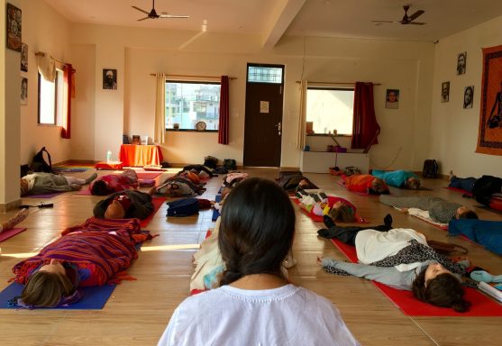 Séance Yoga Nidra guidée en français par Karina Pratiquer Yoga Nidra à Rishikesh en français