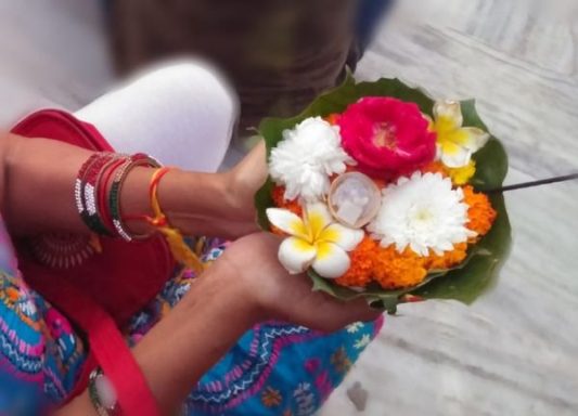 Offrande de fleurs pour Ganga Aarti Offrande pour la cérémonie du Gange