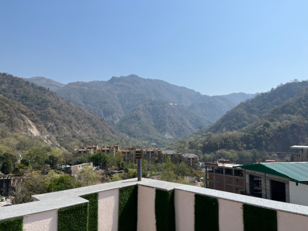 Pratiquer le Yoga en français à Rishikesh en Inde Vue depuis salle de yoga à Rishikesh