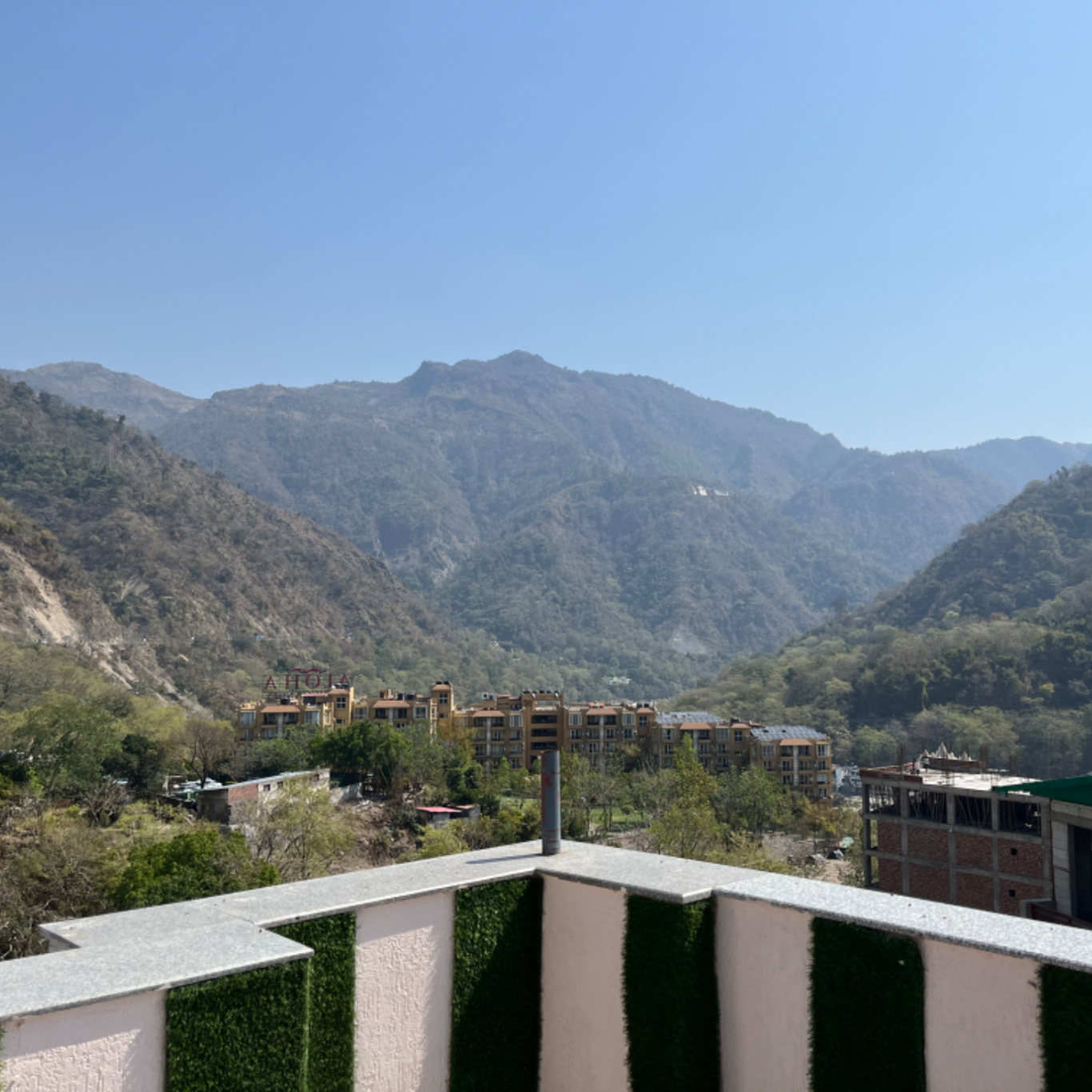 Salle de yoga à Rishikesh avec vue sur les montagnes Salle de yoga avec vue sur les montagnes de l'Himalaya