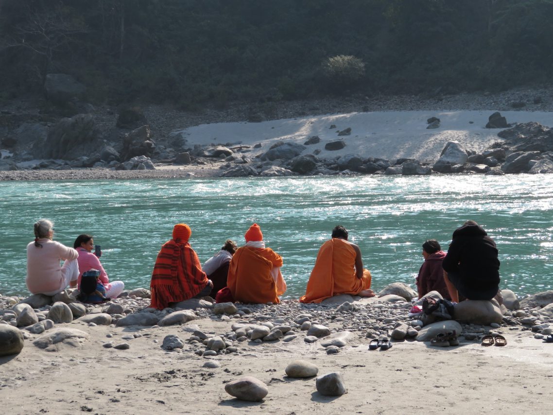 Méditation au bord du Gange à Rishikesh, Inde