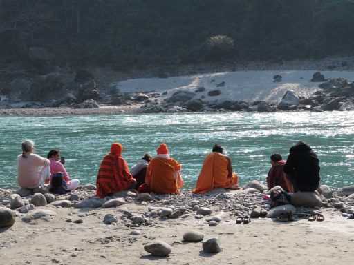 Méditation à Rishikesh au bord du Gange Pratiques méditatives avec élèves au bord du Gange à Rishikesh